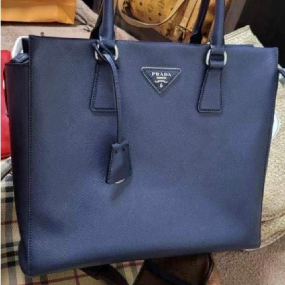 Authentic Prada Saffiano In excellent condition